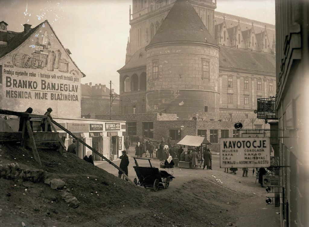 Pod zidom 1925. godine
